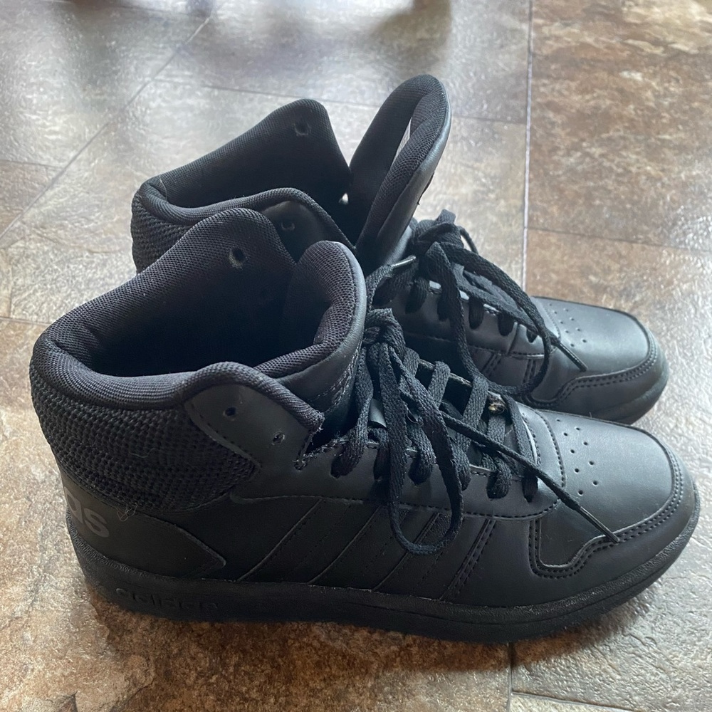NWOT Adidas high top sneakers/ basketball